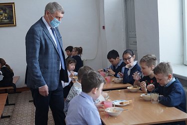 Депутаты контролируют питание в школах 